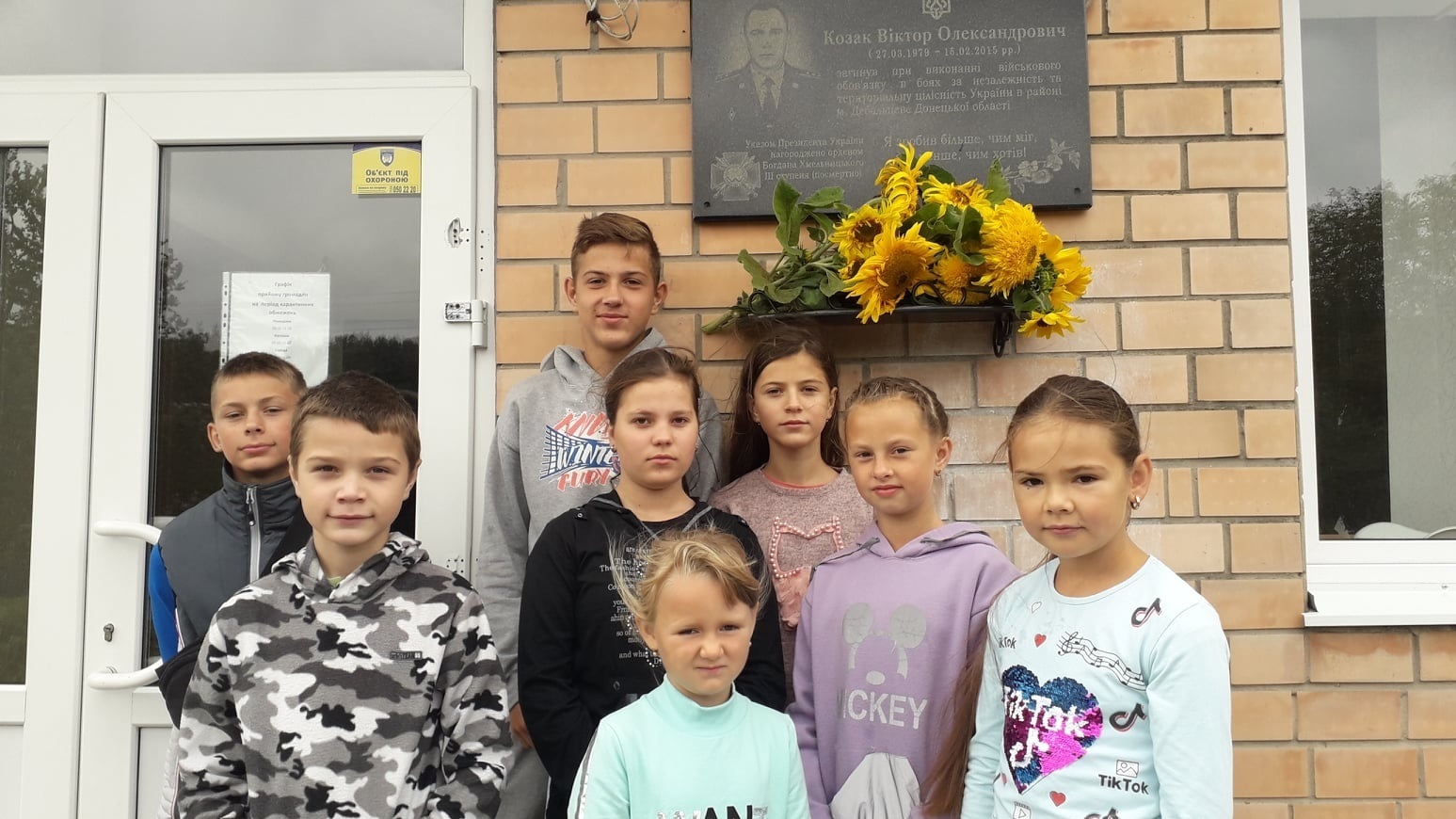 Юні читачі бібліотеки-філії 4 вшанували пам’ять загиблого воїна-односельця Віктора Козака