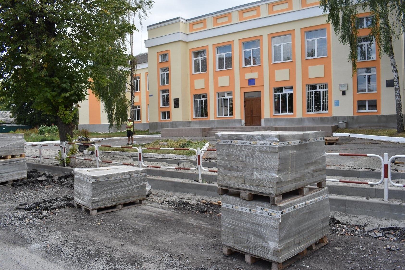 Оглянули хід виконання ремонту тротуару на вулиці Соборності та площі Лесі Українки