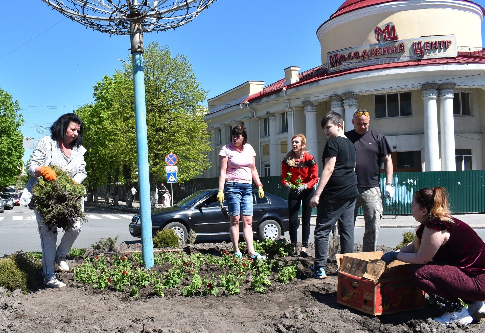 У Новоград-Волинській міській ТГ продовжується весняний благоустрій