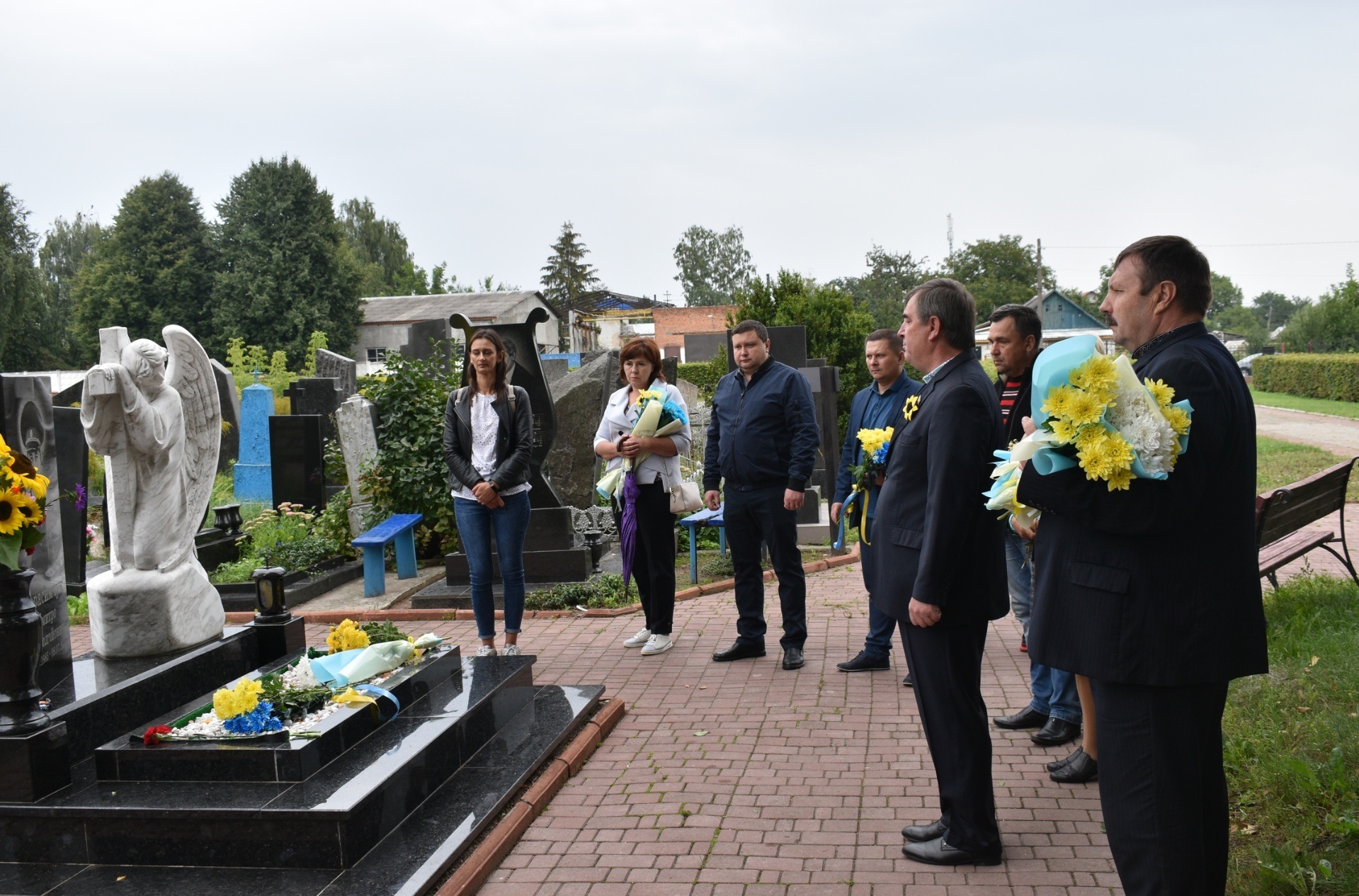 29 серпня на території громади відбулося покладання квітів до пам’ятників, могил, пам’ятних знаків, секторів військових поховань захисників України. ФОТОРЕПОРТАЖ