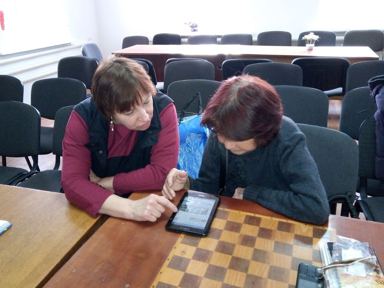 В територіальному центрі започатковано надання нової консультативної послуги по користуванню сучасними сенсорними телефонами та планшетами