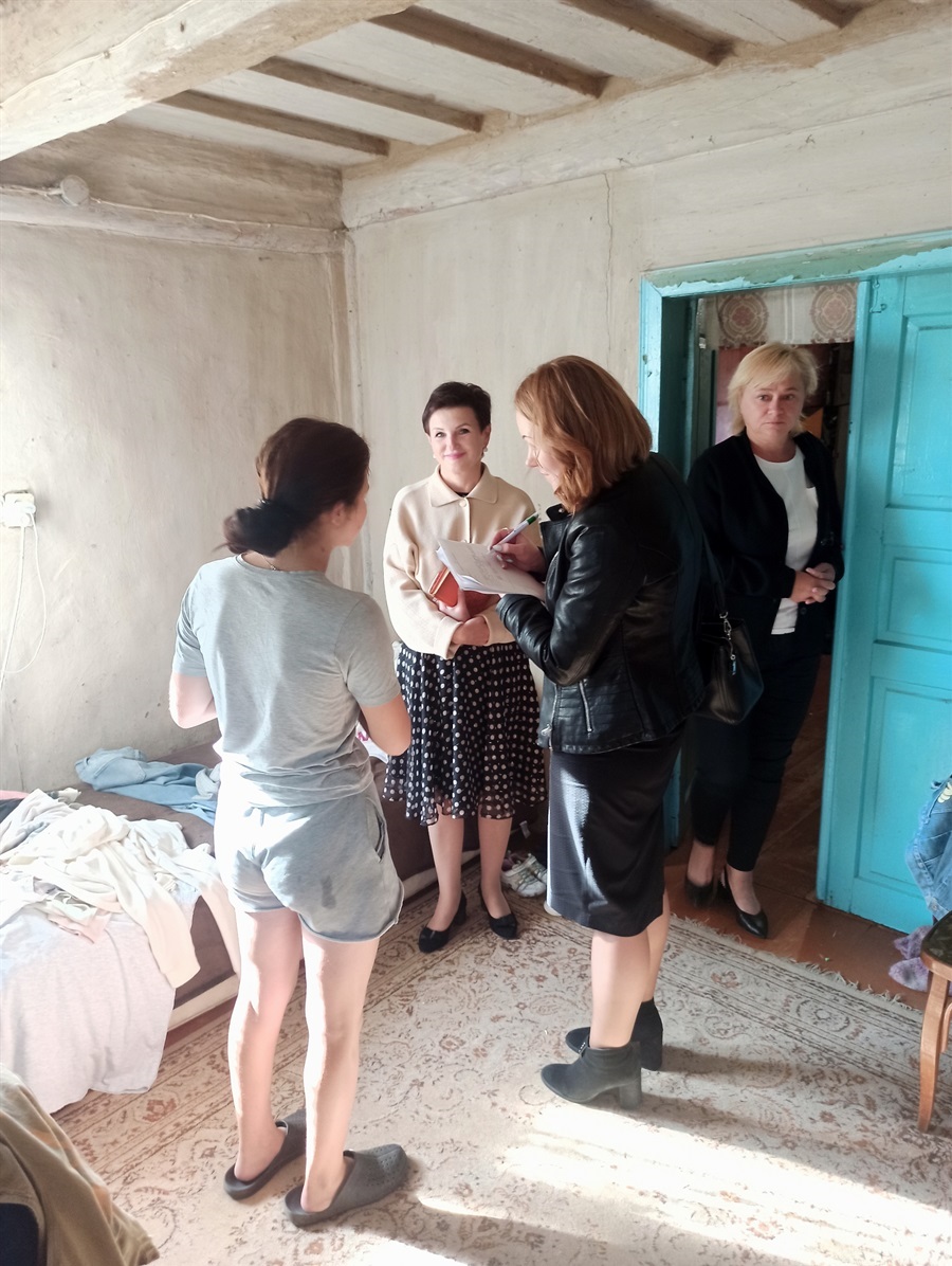 Комісія відвідала сім’ї, в яких діти навчалися в КНЗ «Новоград-Волинська школа-інтернат І-ІІ ступенів»