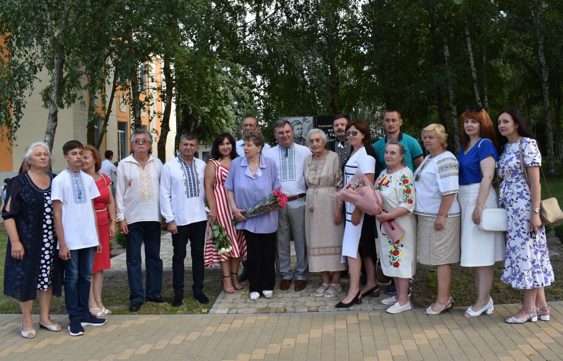 Пам’ятний знак «Літературно-мистецька книга родини Косачів» урочисто відкрито на території Новоград-Волинської ЗОШ № 3