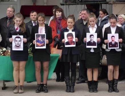У Новограді-Волинському відкрили меморіальну дошку загиблим в зоні АТО випускникам ЗОШ№7