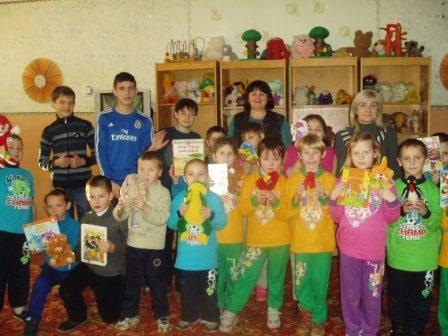 Вихованці «Школи лідера» Новоград-Волинського Палацу дітей та молоді провели щорічну міську акцію «Подаруй своє тепло»