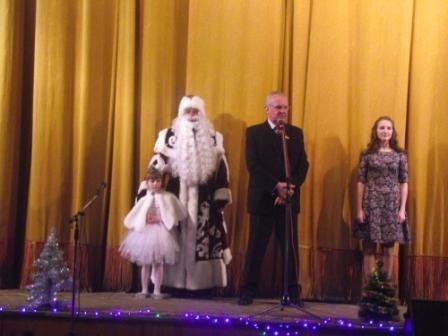 У Новограді-Волинському відбулась благодійна новорічна вистава молодіжного театру „Чарівна паличка“