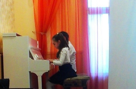 У Новоград-Волинській школі мистецтв відбулася лекція-концерт «Вічний живий голос»