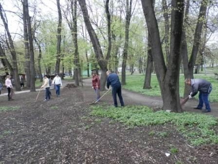 Працівники Новоград-Волинської міської ради прибрали міський парк культури і відпочинку