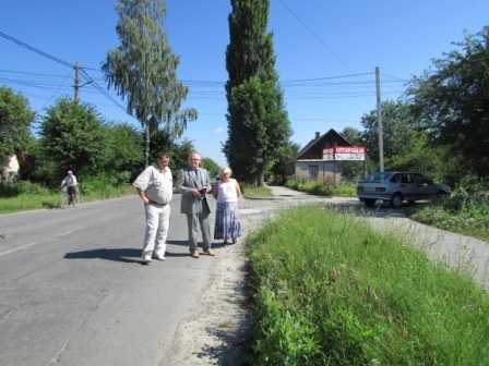 Очільник Новограда-Волинського оглянув стан дорожнього покриття вулиць та тротуарів міста