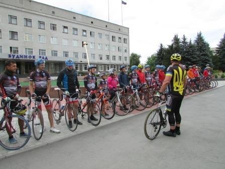 Новоград-Волинський зустрів учасників велотуру за Україну та світ без сиріт