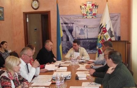 Над питаннями 11-ї сесії Новоград-Волинської міської ради працювали члени постійної комісії з питань містобудування, архітектури та земельних відносин.