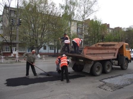 В Новограді-Волинському ведуться роботи по покращенню стану доріг