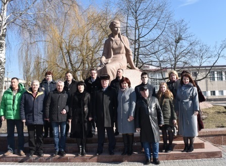 З нагоди 148-річчя від дня народження Лесі Українки на центральній площі Новограда-Волинського до підніжжя її пам’ятника поклали квіти