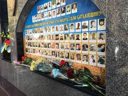 Керівництво Новограда-Волинського в День захисника України вшанувало героїв, які віддали своє життя за незалежність України