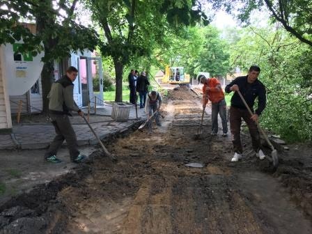 Проводяться роботи з капітального ремонту тротуару по вул. Леваневського, 12-14 (мікрорайон «Болгарбуд»)