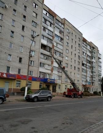 Новоград-Волинський: під час пожежі на балконі вогнеборці врятували пенсіонерку