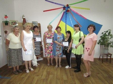 Директор територіального центру Ольга Гудзь вручила підопічним сертифікати по закінченню комп’ютерних курсів