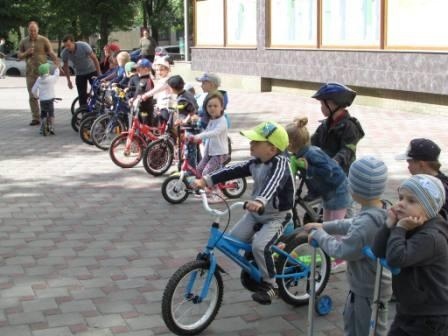 У Новограді-Волинському відбувся «Святковий дитячий велопробіг»