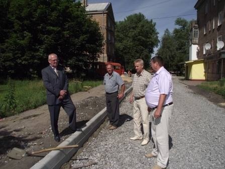 Очільник міста оглянув хід виконання робіт з капітального ремонту вулиці Маршала Рокосовського та площі Лесі Українки