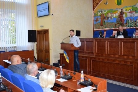 На позачерговій 35-й сесії міської ради сьомого скликання підтримали депутатський запит про звіт посадових осіб щодо стану справ у галузі ЖКГ