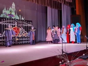 Новорічна вистава народного молодіжного театру «Королівство кривих дзеркал»