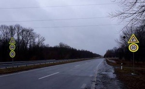 На аварійно-небезпечній ділянці дороги загального користування державного значення М-06 Київ-Чоп встановили технічні засоби з організації дорожнього руху