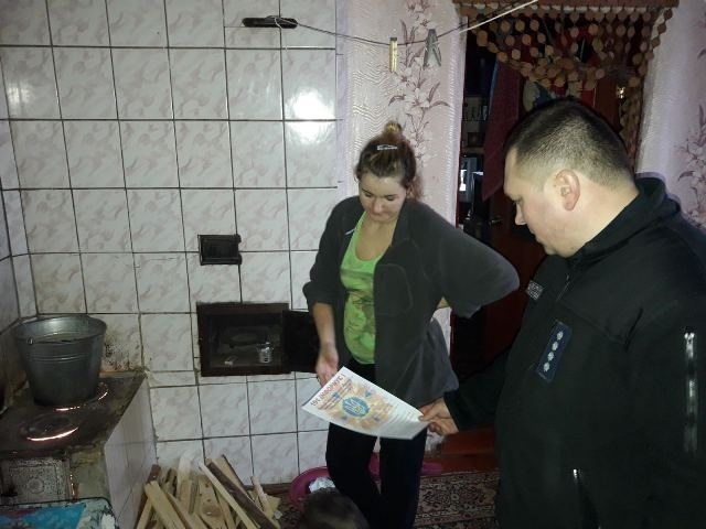 Новоград-Волинський: рятувальники допомогли незахищеним верствам населення убезпечити своє житло