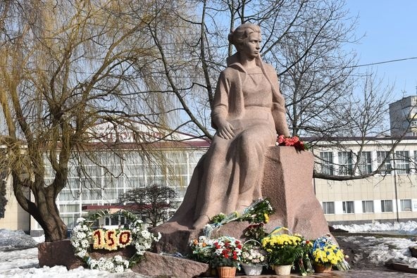 У Новограді-Волинському покладанням квітів вшанували геніальну землячку, всесвітньо відому поетесу Лесю Українку
