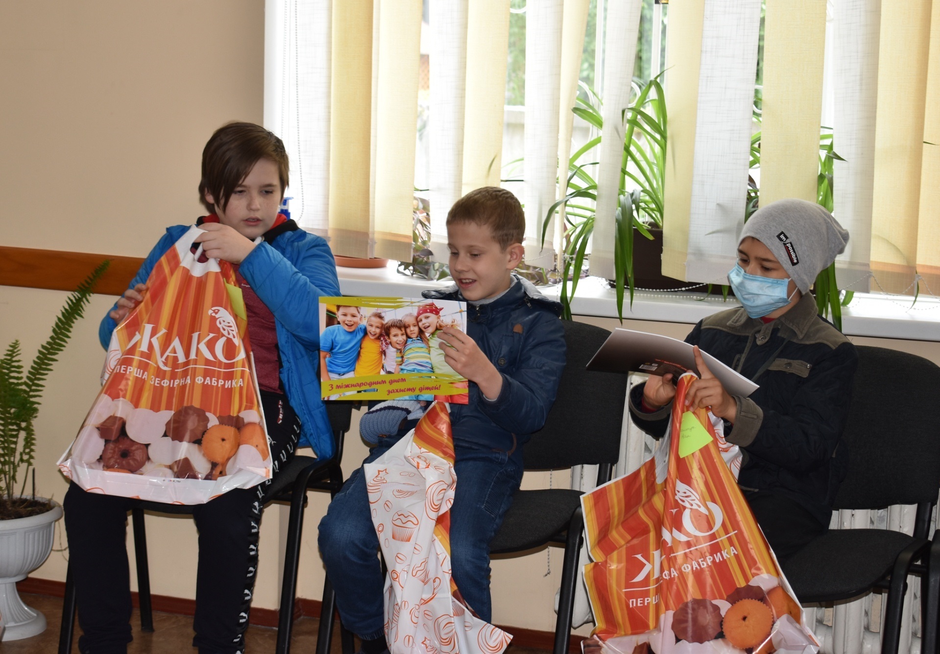 Дітям загиблих учасників АТО та дітям з прийомних сімей до Міжнародного дня захисту дітей вручили солодкі подарунки та сувеніри