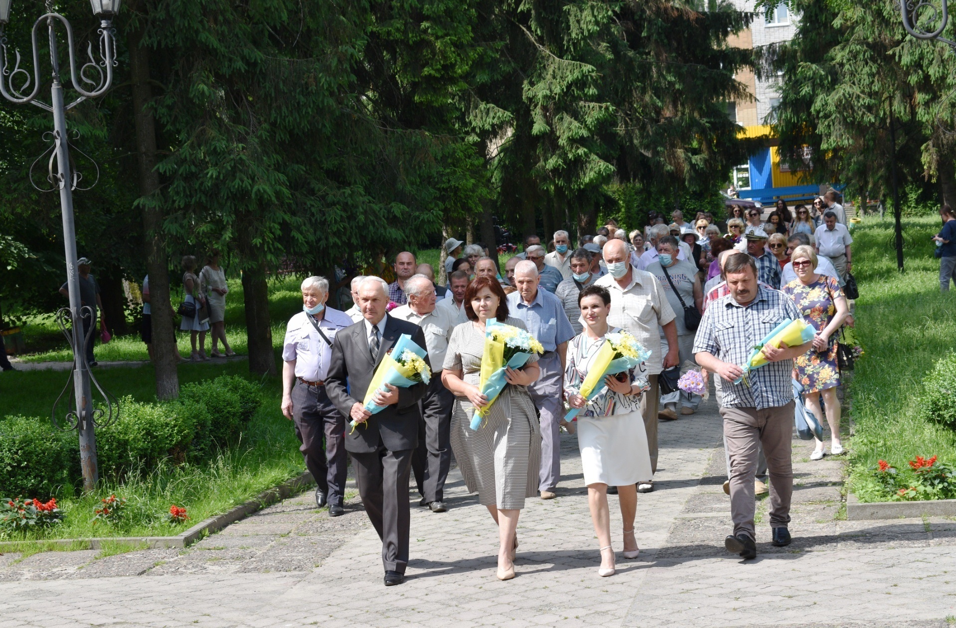 Хвилиною мовчання і покладанням квітів новоград-волинці 22 червня вшанували пам’ять жертв війни в Україні