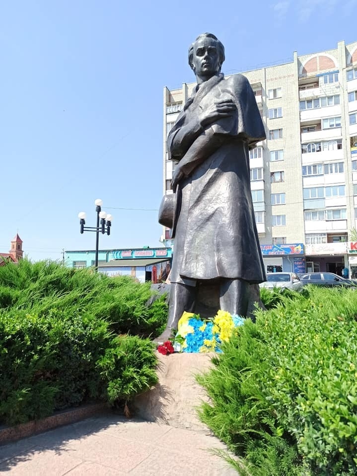 В Новограді-Волинському покладанням квітів відзначили 24-у річницю Конституції України
