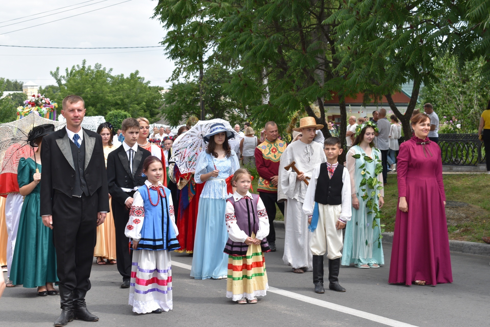 Святкова хода учасників та гостей Міжнародного свята літератури і мистецтв “Лесині джерела”