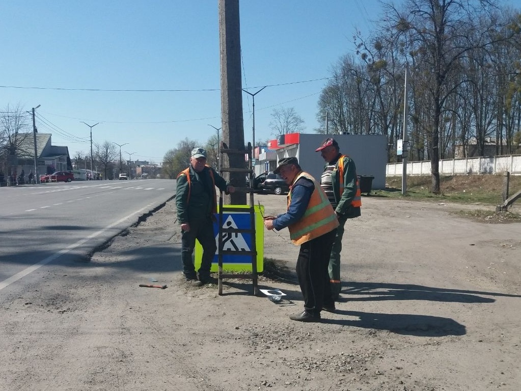 На вул.Житомирська встановлено 5 дорожніх знаків «Пішохідний перехід» зі світловідбивною плівкою