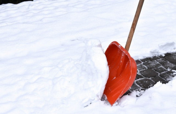 Увага! Прохання вчасно прибирати власні та прилеглі території від снігу та льоду