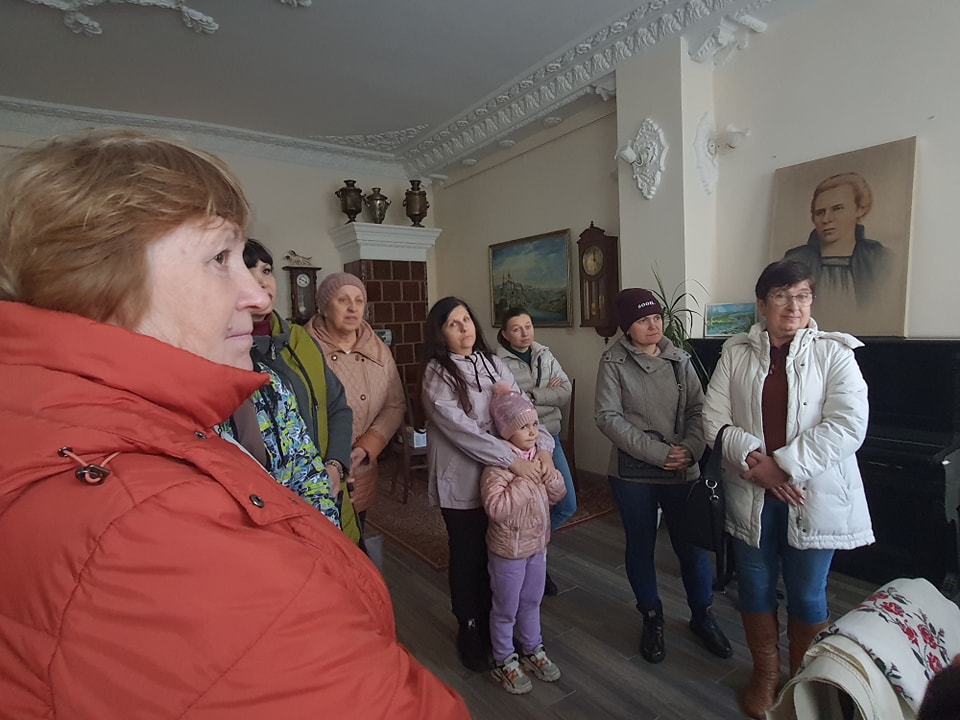 Проведено тематичну екскурсію до Дня української писемності та мови у краєзнавчому музеї для людей, які знайшли прихисток від війни у нашому місті.