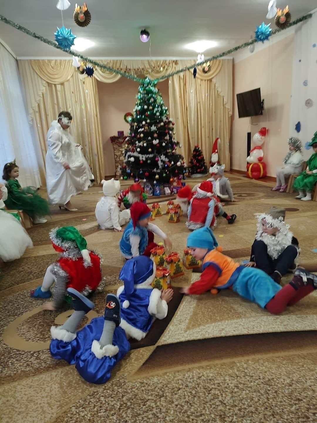 У Звягельському ЗДО №6 «Дзвіночок» організували новорічне свято для діток