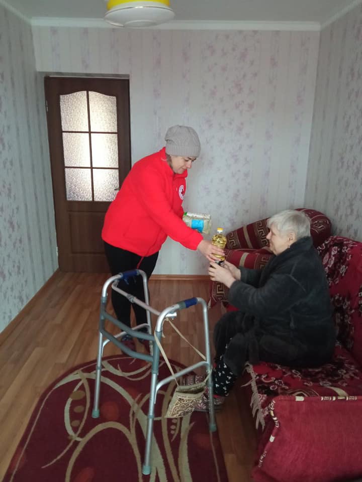 У Звягельській міськрайонній організації Товариства Червоного Хреста України діє програма “Реагування – Догляд вдома та підтримка людей літнього віку, осіб з інвалідністю та їх сімей”