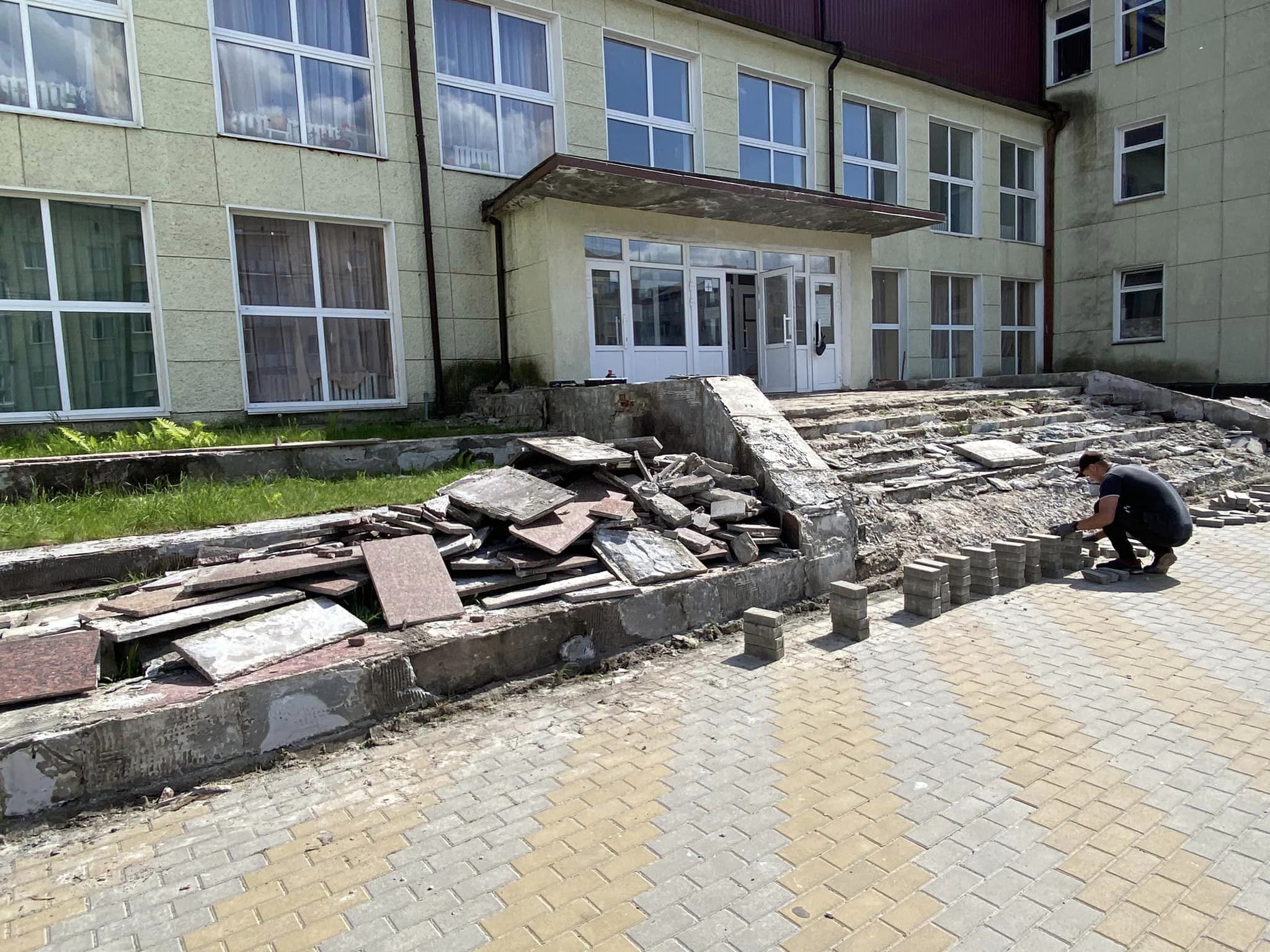 Розпочато реконструкцію сходів лівого ґанку Палацу культури імені Лесі Українки