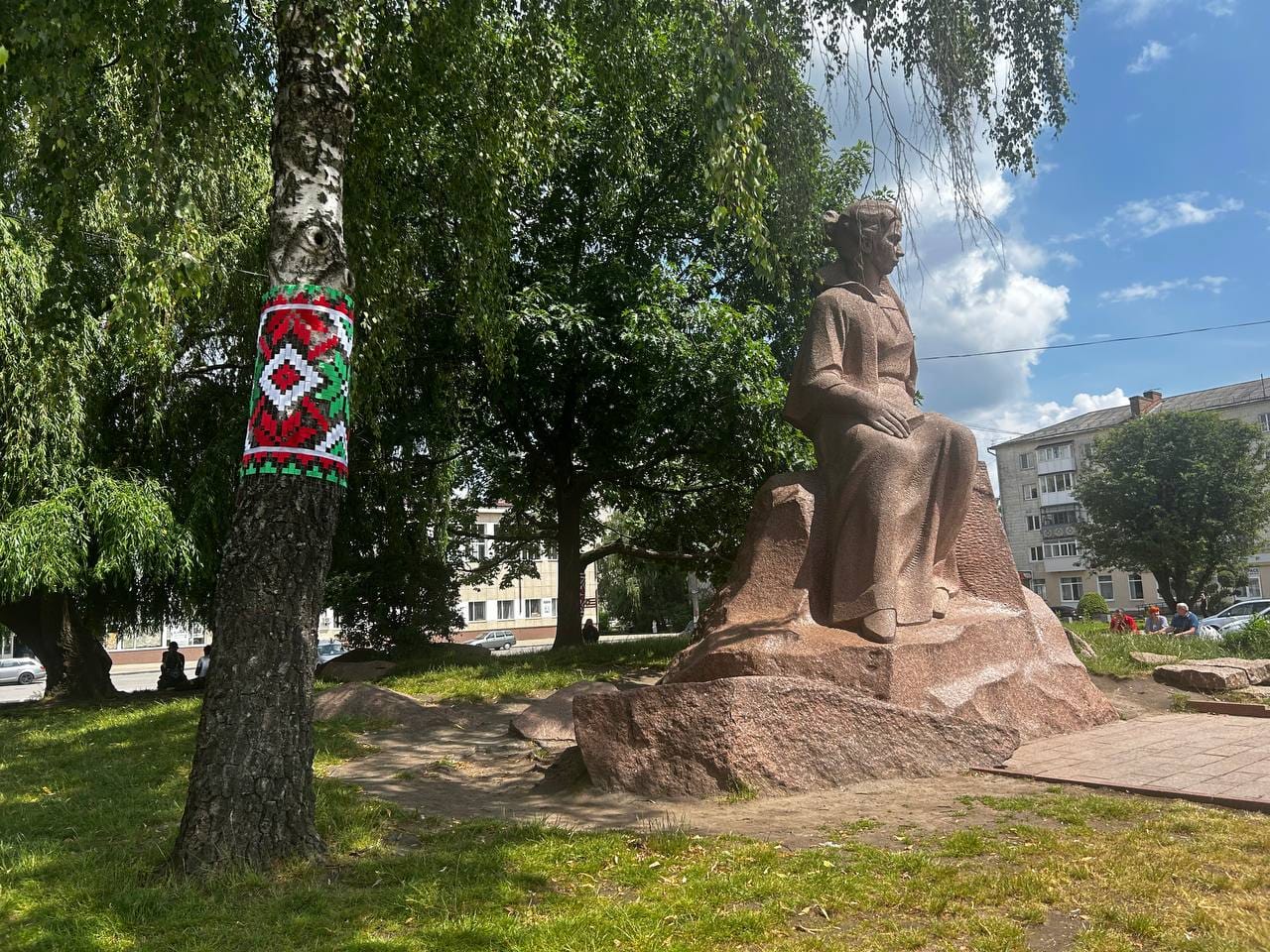 З нагоди Дня міста Звягеля дерева на його центральній вулиці одягнули у символічні вишиванки