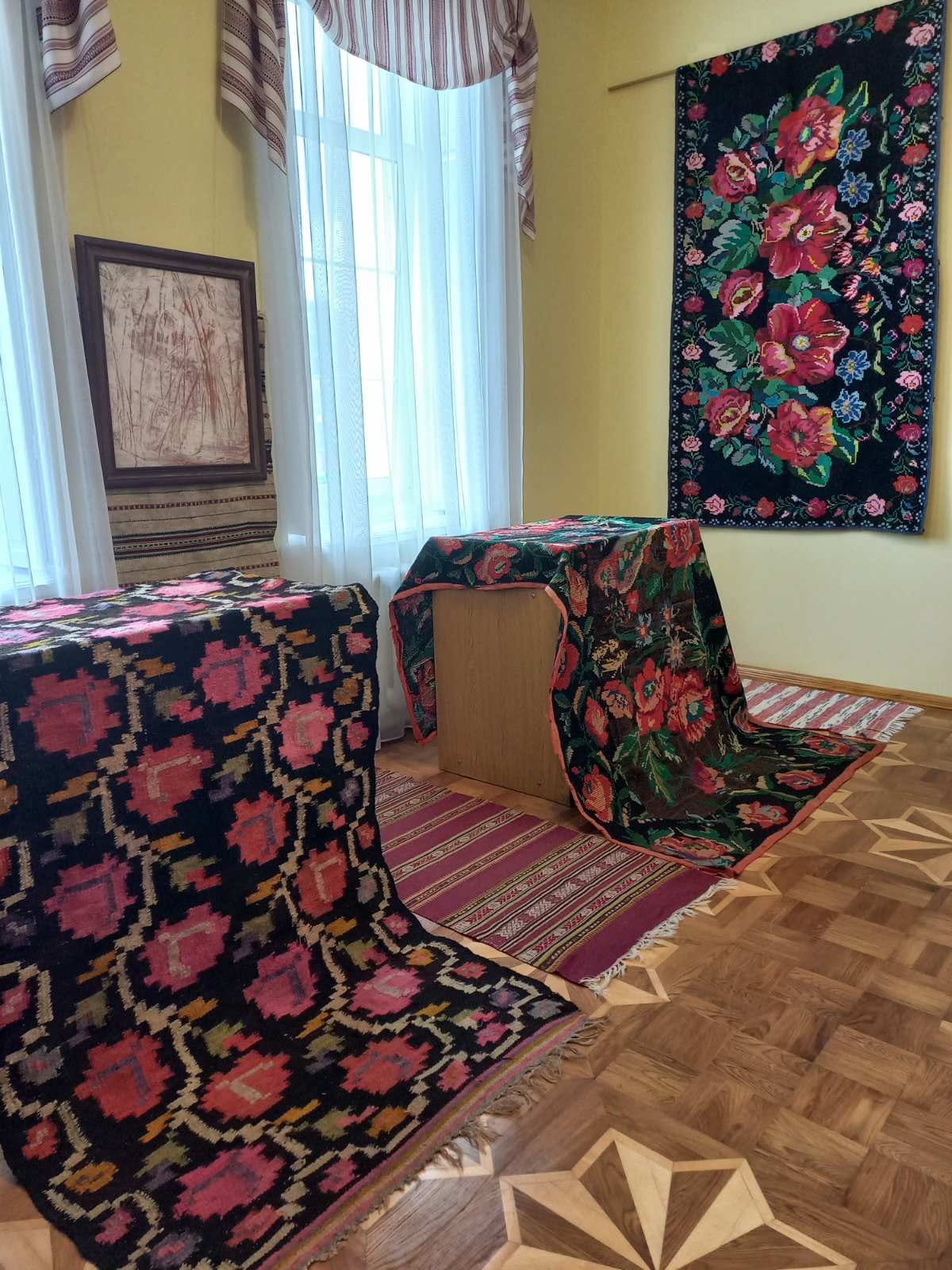 Музей родини Косачів-Драгоманових запрошує на презентацію виставки старовинних килимів та доріжок з колекції Володимира Іванюка