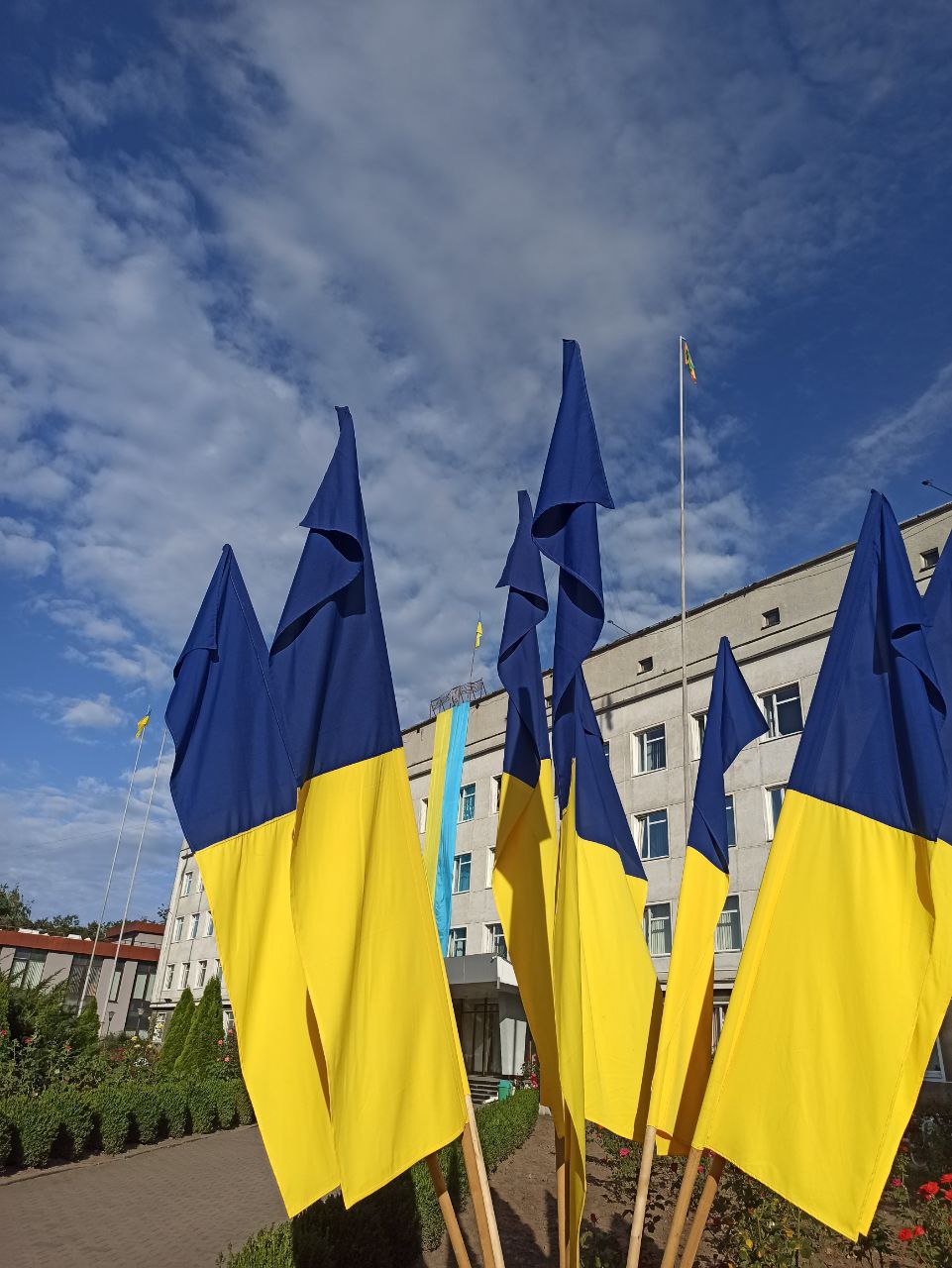 З Днем Державного Прапора та Днем Незалежності України