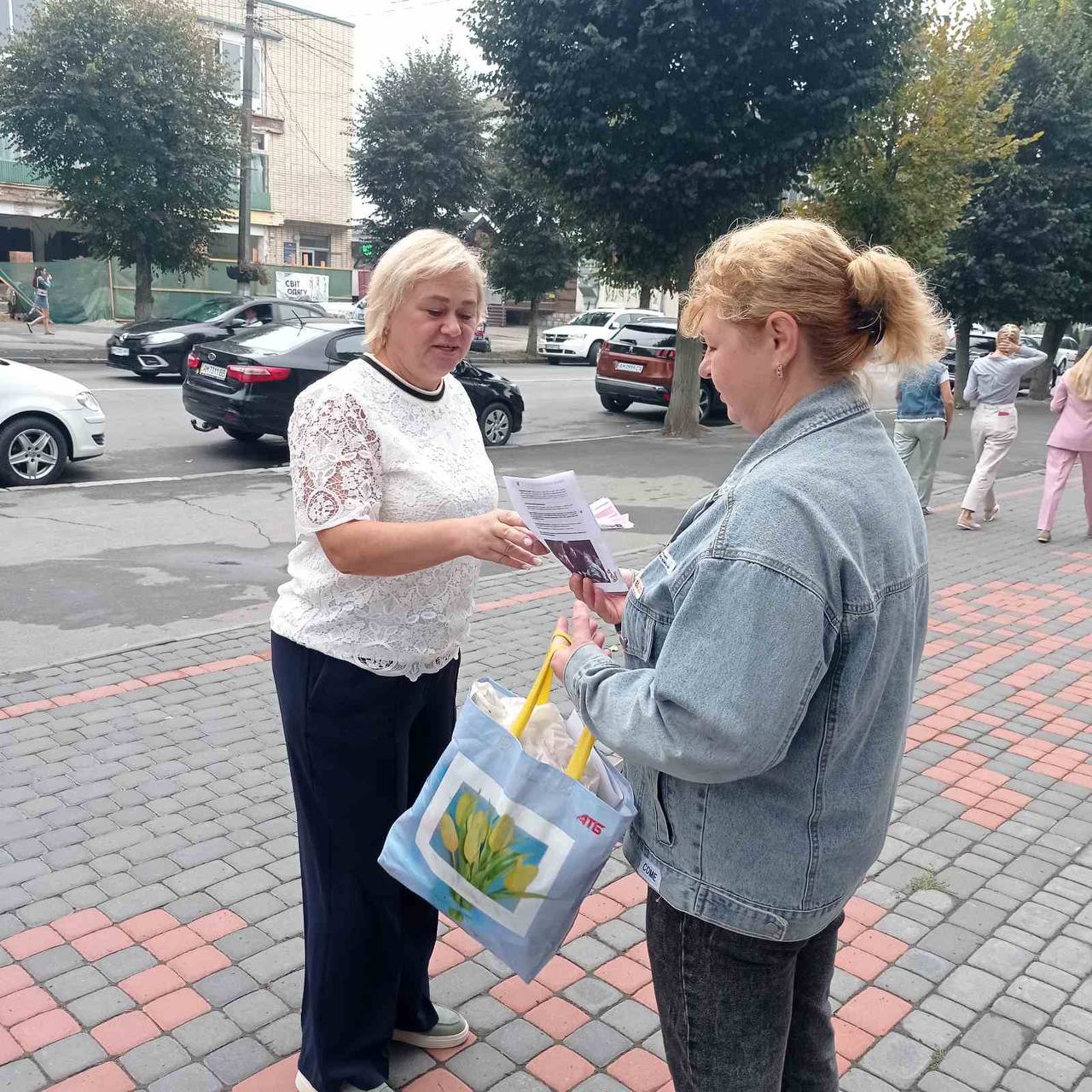 Вулична акція до Дня усиновлення “Ми віримо, що кожна дитина має батьків, просто не всі ще зустрілися”