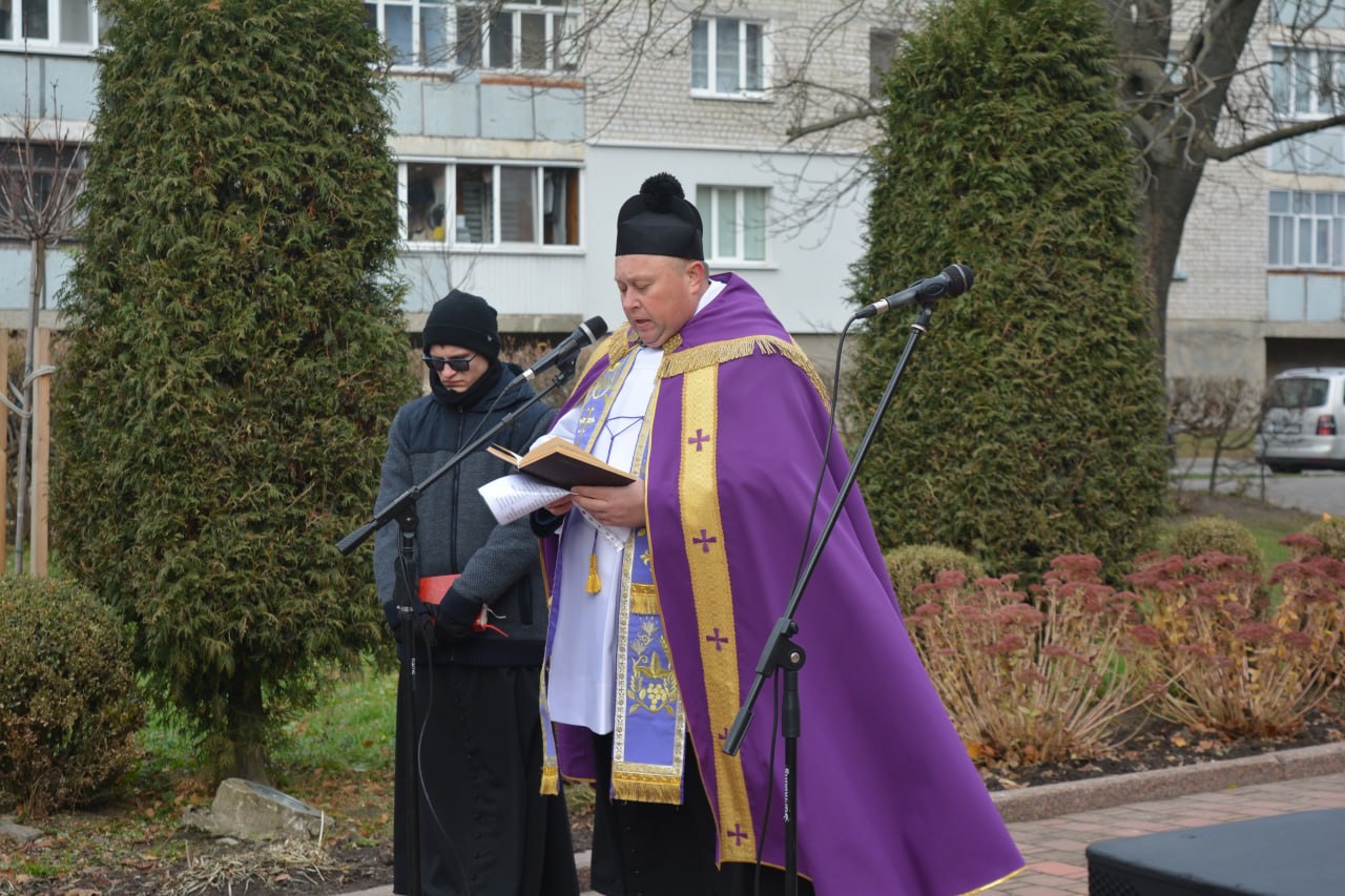 День Гідності та Свободи: У Звягельській міській територіальній громаді вшанували пам’ять загиблих Героїв