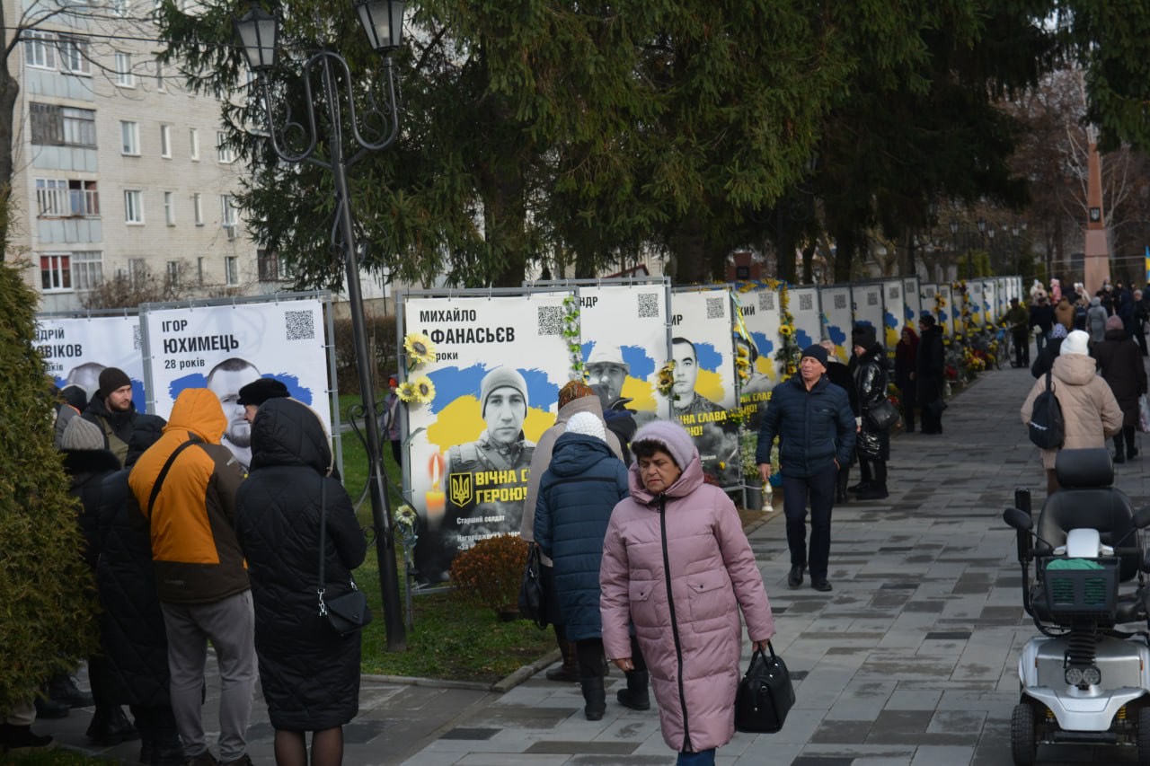 День Гідності та Свободи: У Звягельській міській територіальній громаді вшанували пам’ять загиблих Героїв