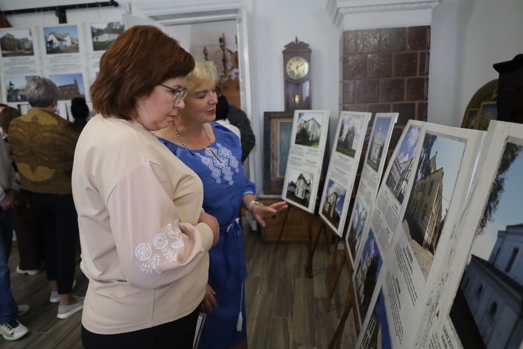 У Звягелі відкрилася фотовиставка «Польські сліди на Житомирщині»