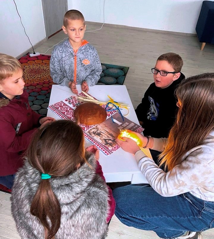 Вшанування пам’яті жертв Голодоморів у бібліопросторах громади