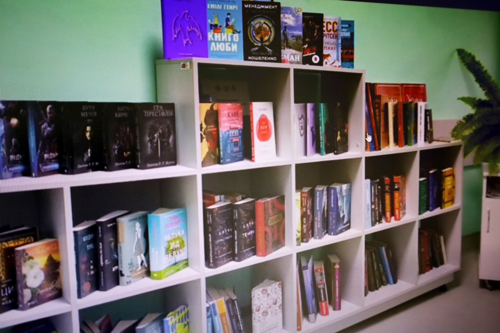 «Книга, що лікує»: поповнення мінібібліотеки у відділенні комплексної реабілітації Звягельської багатопрофільної лікарні