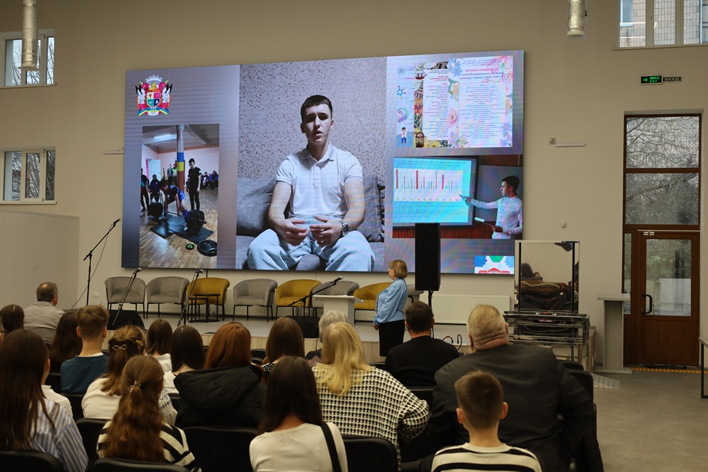 Майбутнє твориться тут і зараз: У Звягелі відзначили авторів кращих шкільних ідей та стипендіатів міського голови