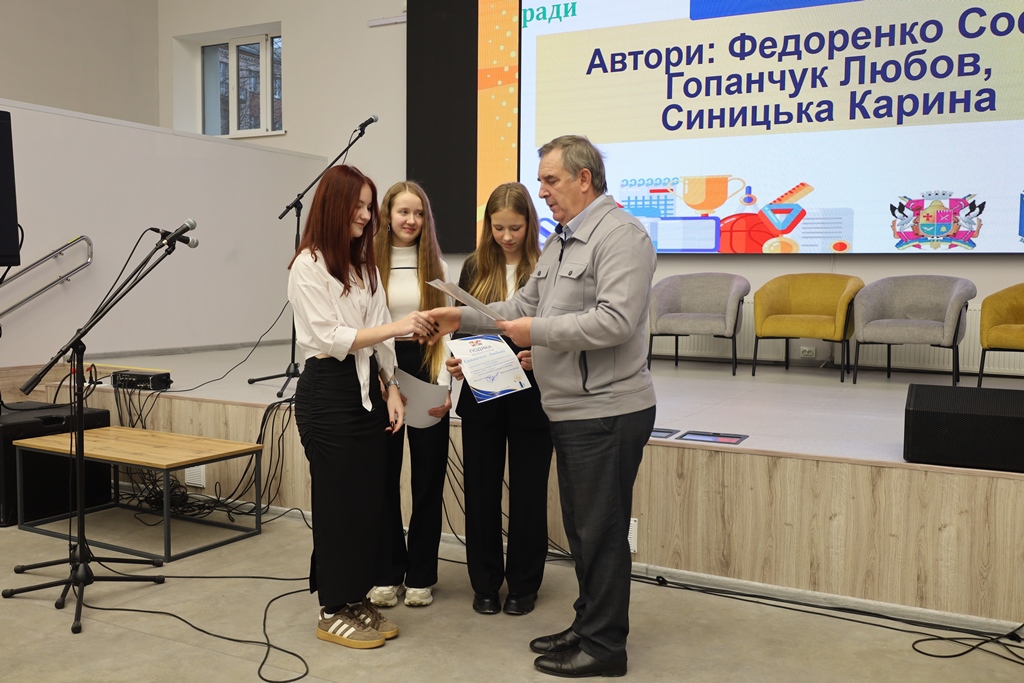 Майбутнє твориться тут і зараз: У Звягелі відзначили авторів кращих шкільних ідей та стипендіатів міського голови