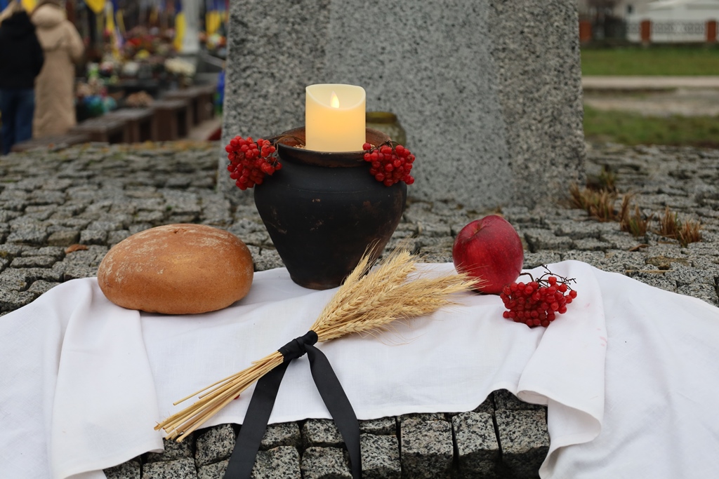 Звягель запалив свічки у знак вшанування пам’яті жертв голодоморів